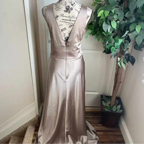 OC by OC Satin Sleeveless V-Neck Floor Length Gown Champagne Sz 12 - Picture 10 of 16